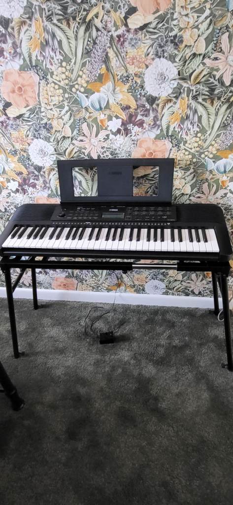 Yamaha PSR-E273 Electronic Keyboard with Stand and Music Rest