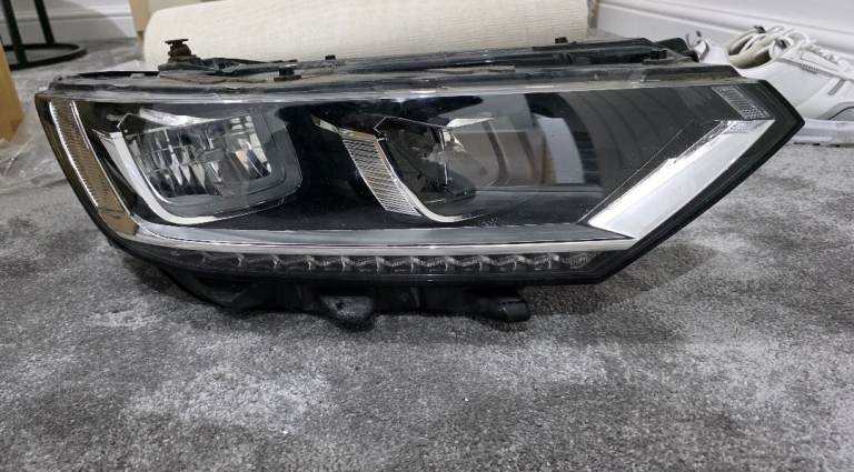 2019 Vw passat drivers side headlight 