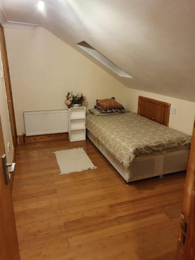 image for En-suite double room with own kitchenette for single occupancy Postcode E11 4EQ