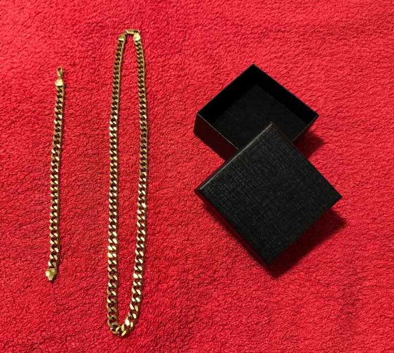 Beautiful necklace and bracelet set (new)