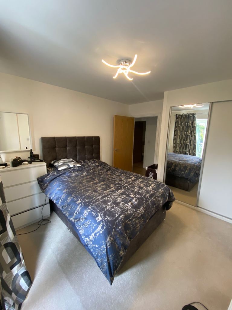 Female flatmate in 2 bedroom flat 