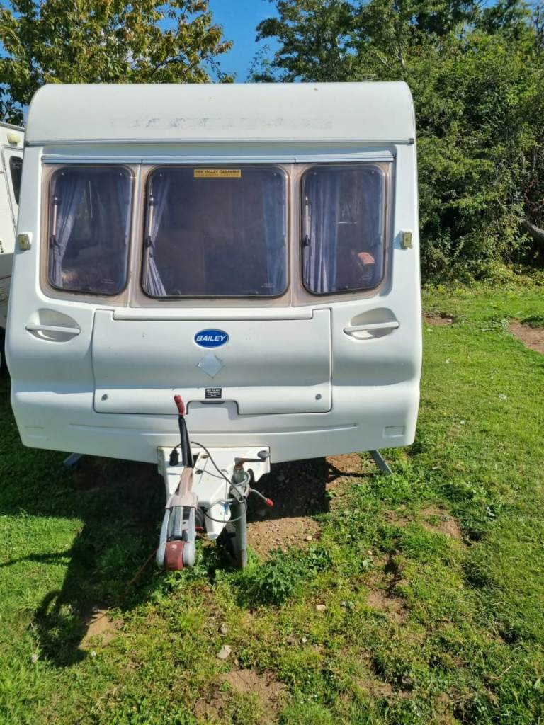 Bailey Discovery 2004 full end dressing room 4berth excellent condition 
