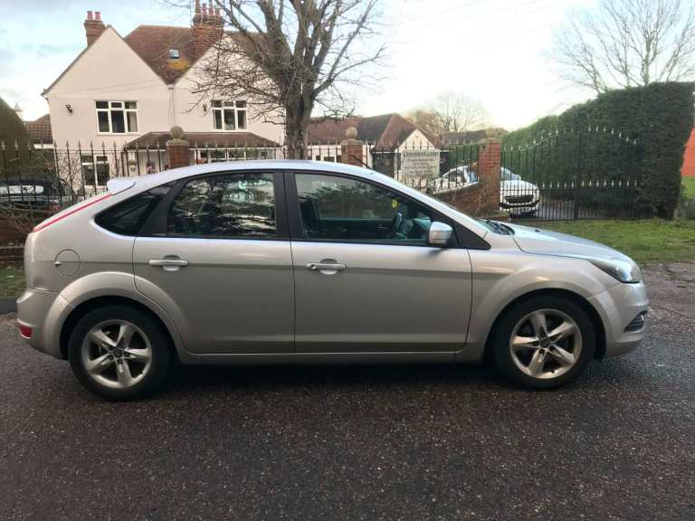 Ford Focus 1.6 5 months mot service history recent new battery drives very nice