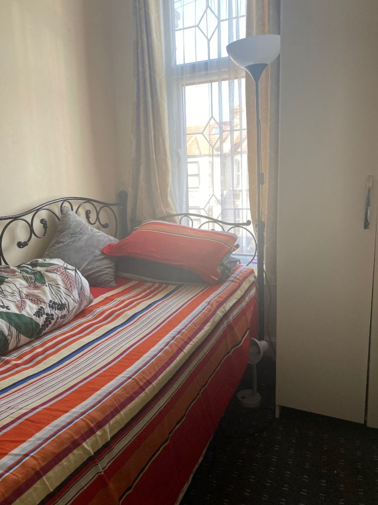 A Single room is available to rent within 2 Minutes walking distance from Seven Kings Station 