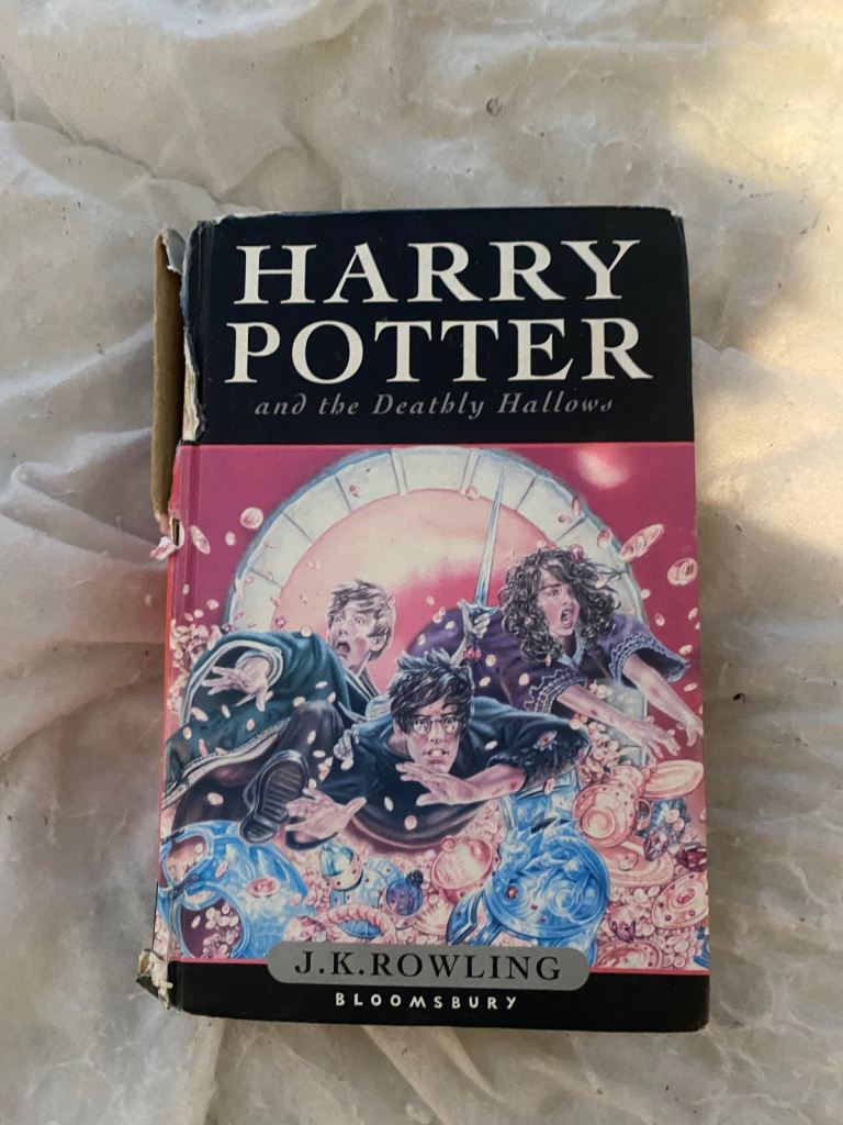 Harry Potter deathly hallows book