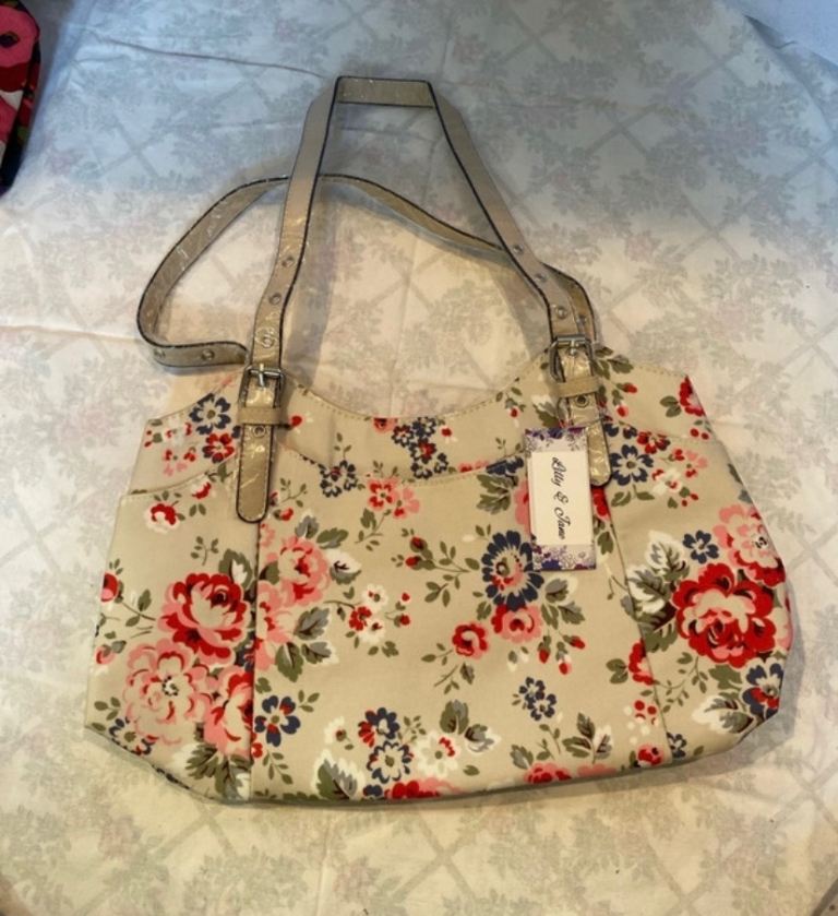 Various handbags and crossbody bags 