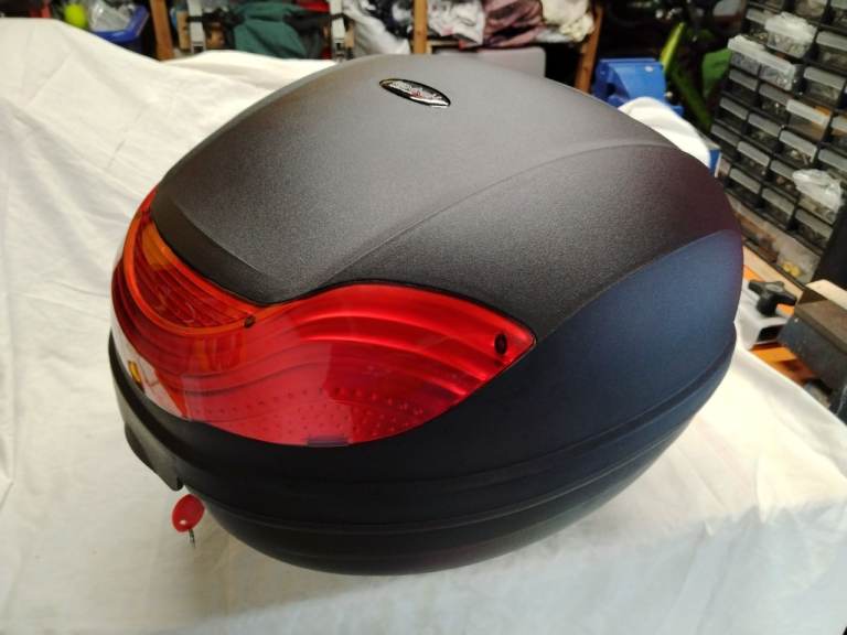 Motorcycle top box with mounting plate