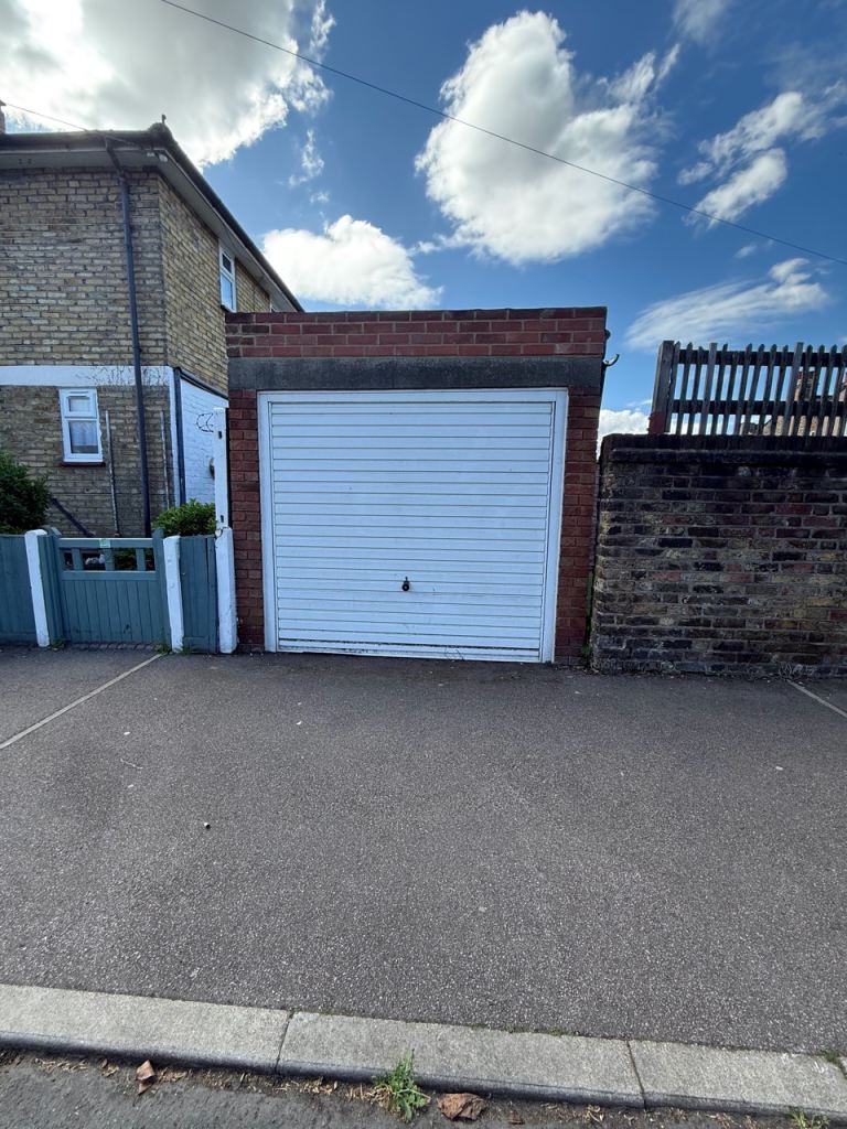 Affordable Garage for Rent – Only £200