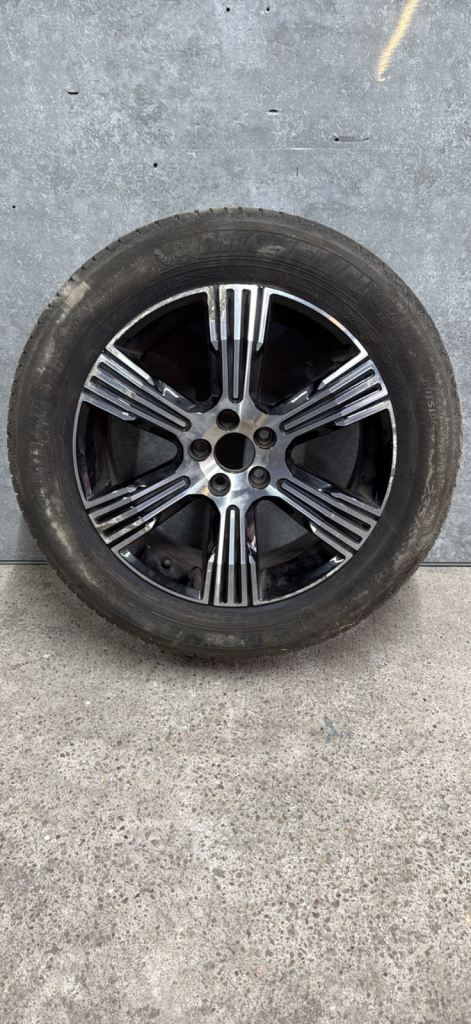 Volvo xc40 18 inch alloy  235 / 55 / 18 