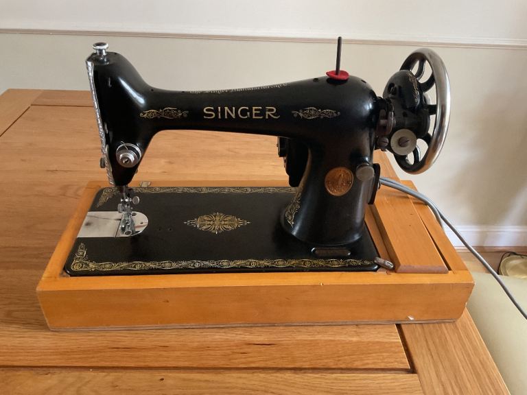 Singer Sewing Machine - Vintage 1922 