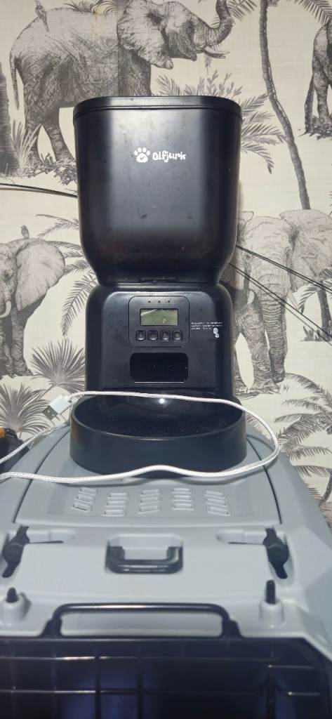Smart pet feeder