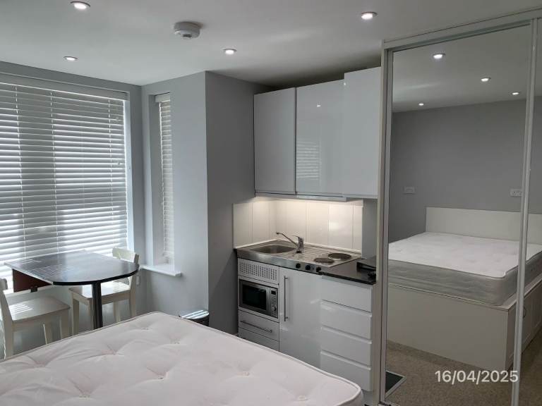 Modern Double Room with a kitchenette in Poole Town Centre - Available now 