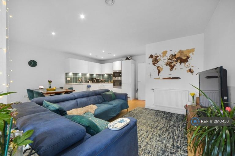 3 bedroom flat in Westferry Road, London, E14 (3 bed) (#2910458)