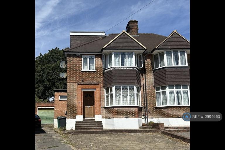 4 bedroom house in Linkside, London, N12 (4 bed) (#2994663)