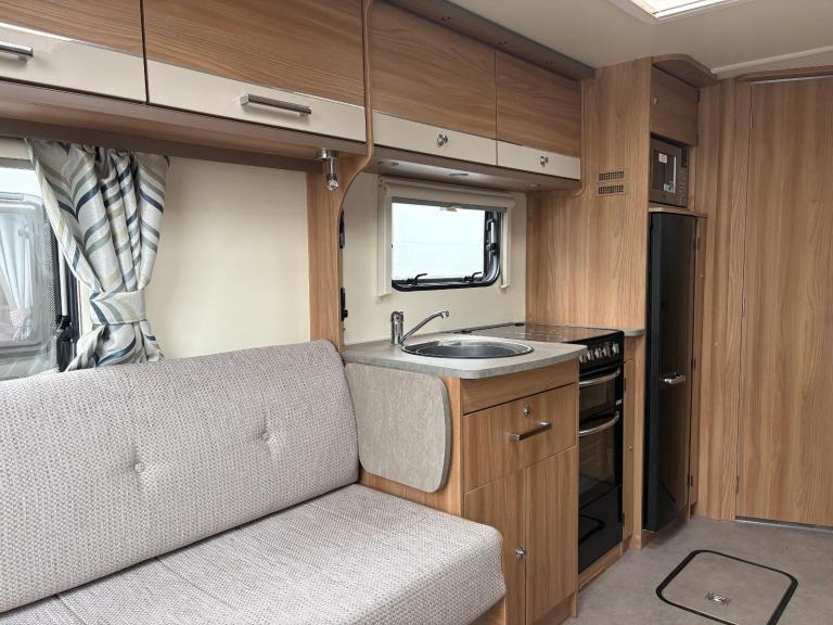 BAILEY PEGASUS GT70 GENOA - 2 BERTH CARAVAN WITH END WASHROOM AND MOTORMOVER