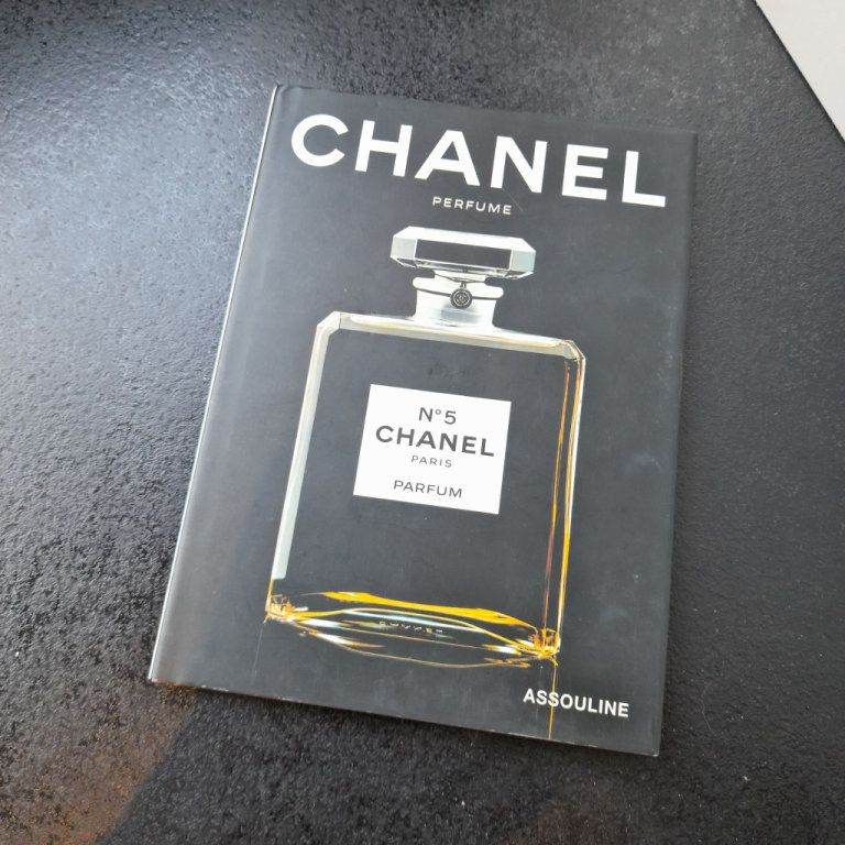  Chanel Parfum Book