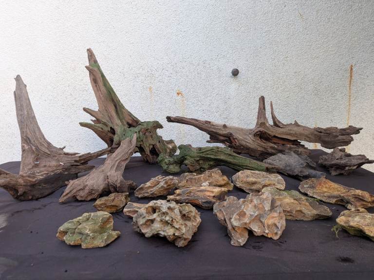 Aquarium Driftwood and Rocks Bundle – Good Condition