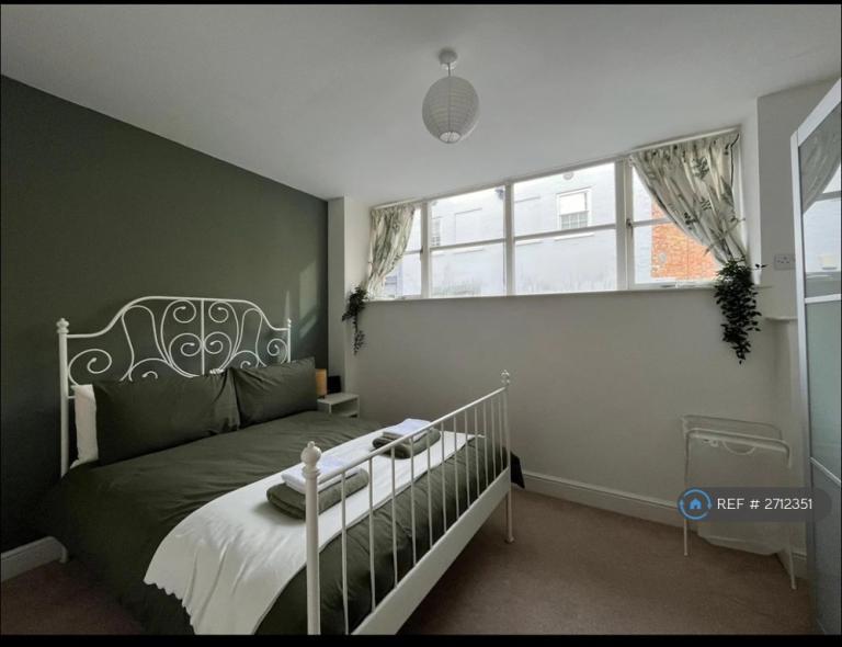 1 bedroom flat in Lansdown Place Lane, Cheltenham, GL50 (1 bed) (#2712351)