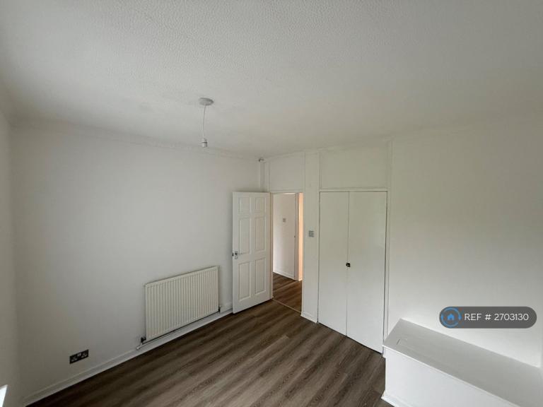 2 bedroom flat in Hanbridge Avenue, Newcastle-Under-Lyme, ST5 (2 bed) (#2703130)