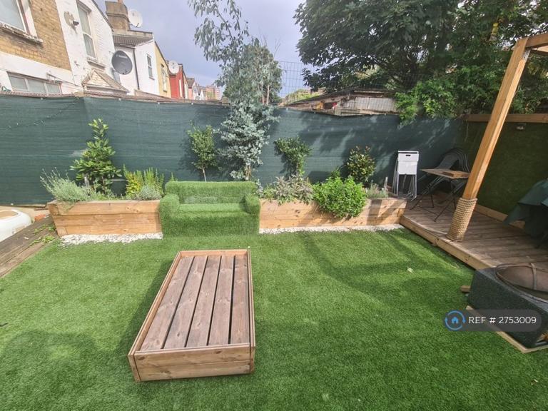 2 bedroom flat in London, London, E6 (2 bed) (#2753009)