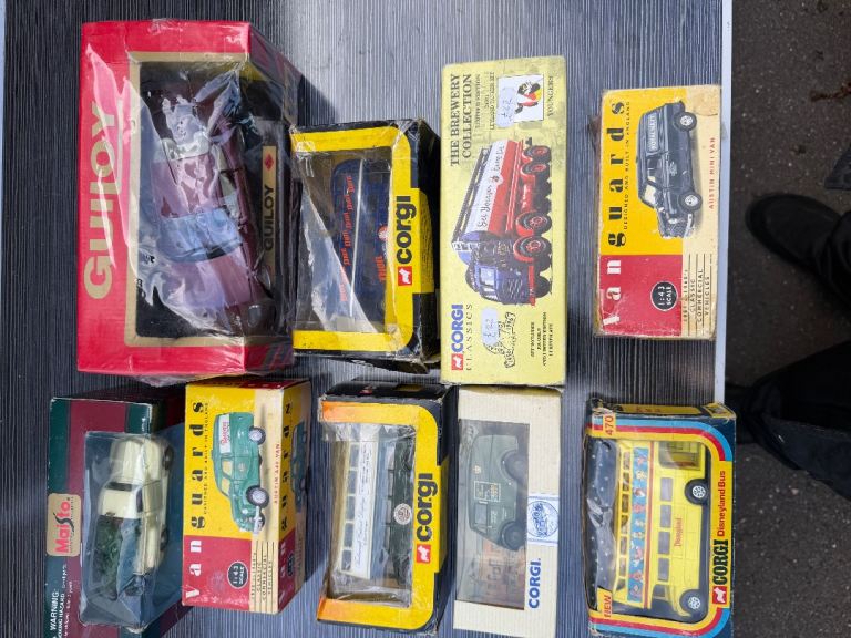 AN ASSORTMENT OF 58 COLLECTABLE MODEL VEHICLES 