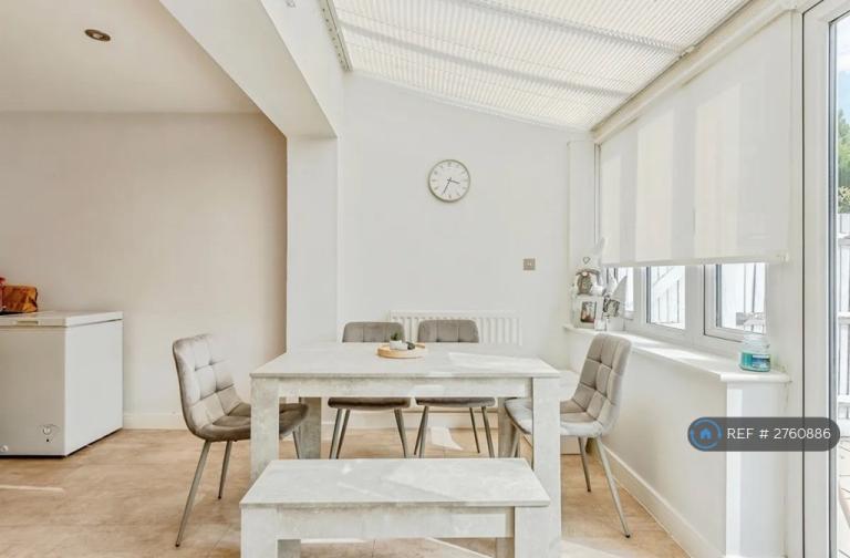 4 bedroom house in Gumbrell Mews, Redhill, RH1 (4 bed) (#2760886)