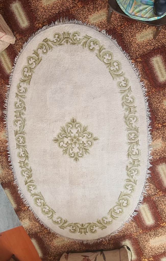Oval Cream Rug – Traditional Pattern