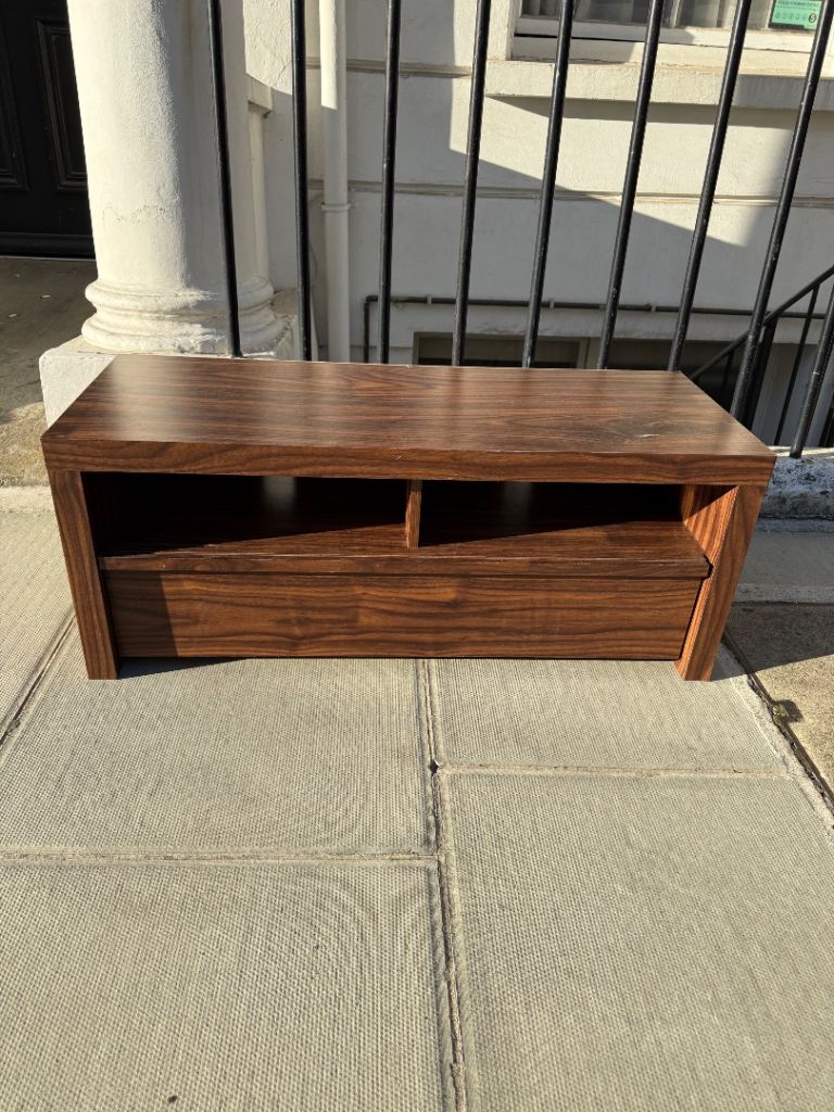 FREE DELIVERY Tv stand, Tv bench, brown/red, in good condition.