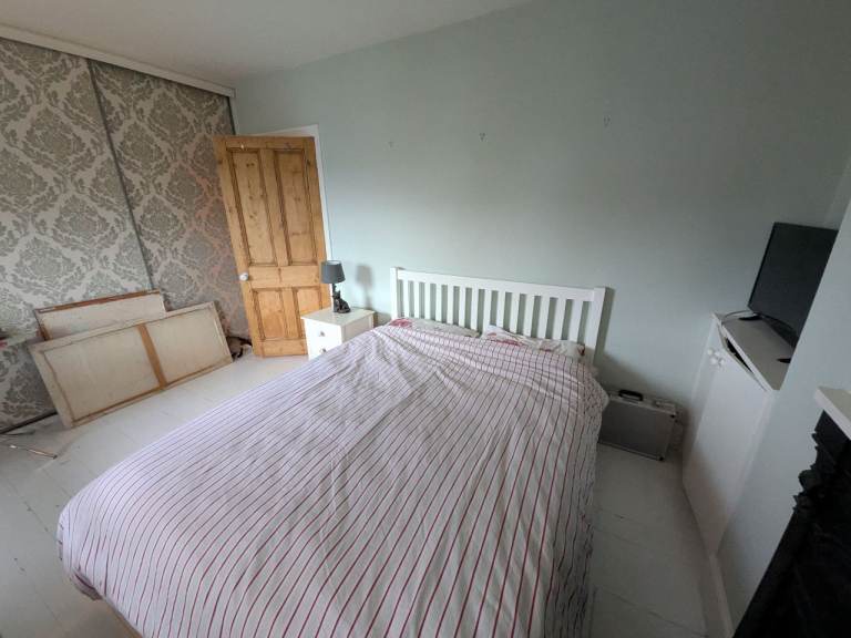 Large double room, close to rail and shop