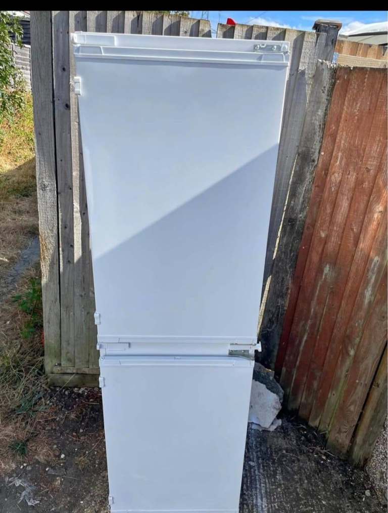 White Freestanding Fridge Freezer – Good Condition