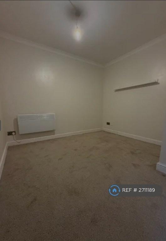 3 bedroom flat in Russell House, London, E6 (3 bed) (#2711189)