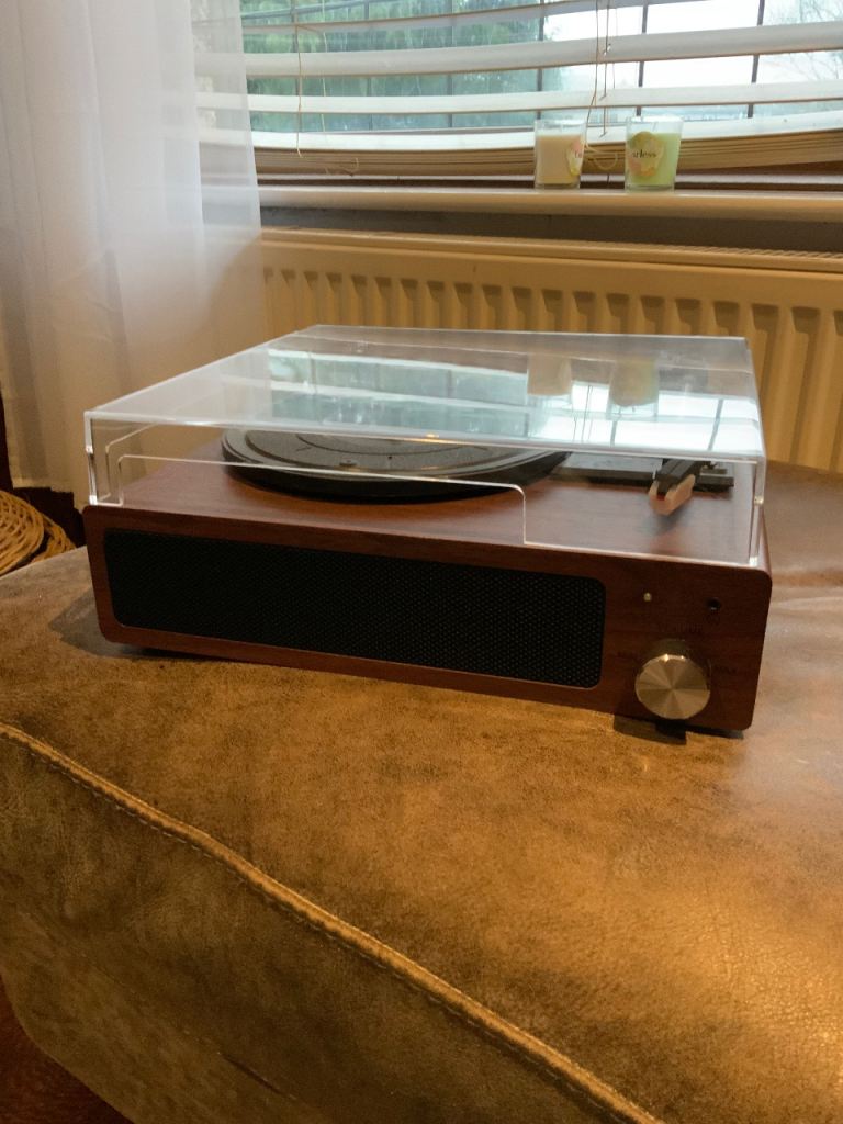 Dark Oak Vinyl Player/Turntable with Speaker.