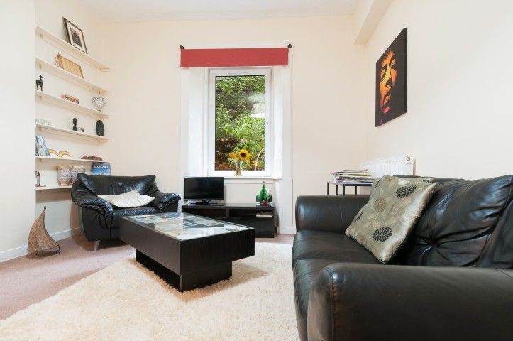 Superb, 1 bedroom, ground floor flat in Dalry – available NOW