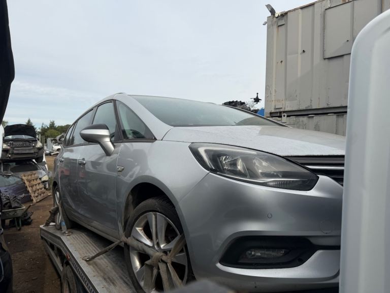 Vauxhall Zafira tourer 2.0 cdti 2019 silver BREAKING FOR PARTS 
