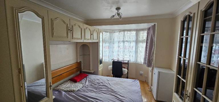 Large Double Room Hatton Cross Heathrow