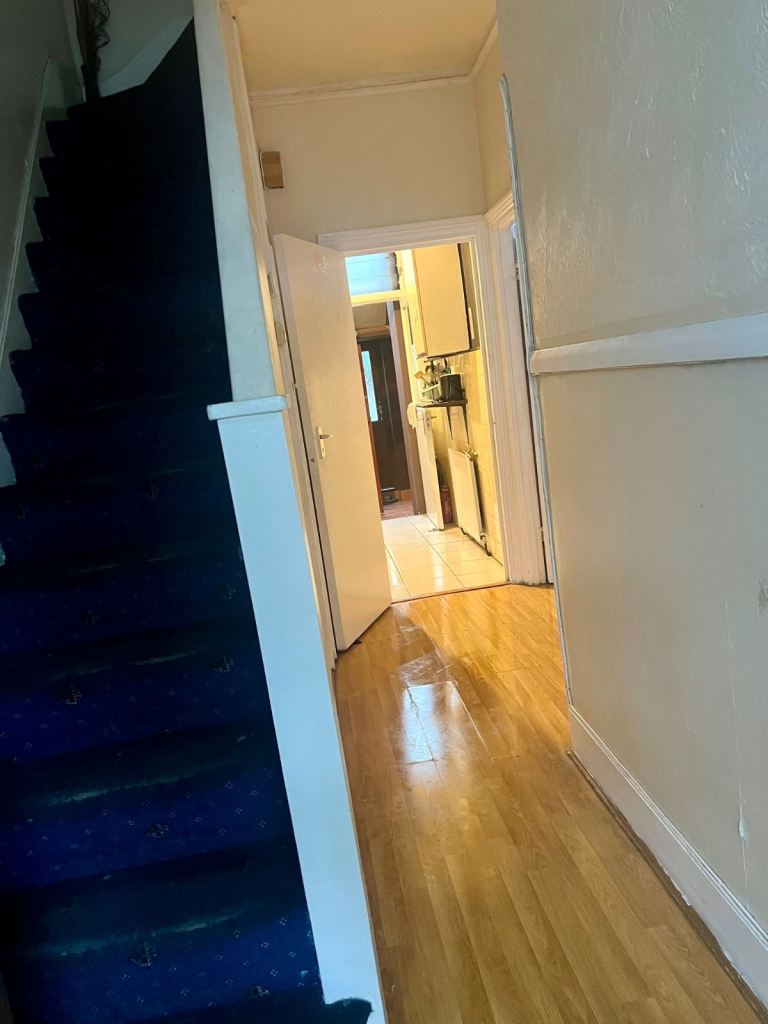 A big double room for rent near Canning Town station/available now 
