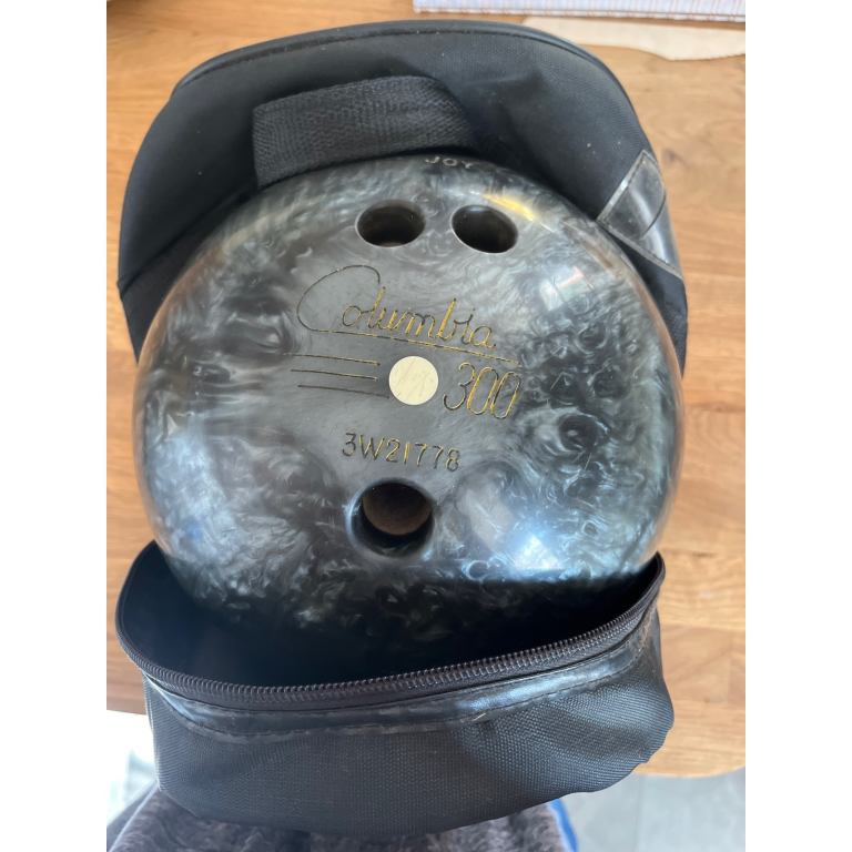 Columbia 300 bowling ball 2J83429 and black AMF bag 