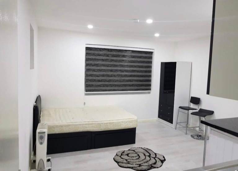 Studio Flat in Brookfield Road N9
