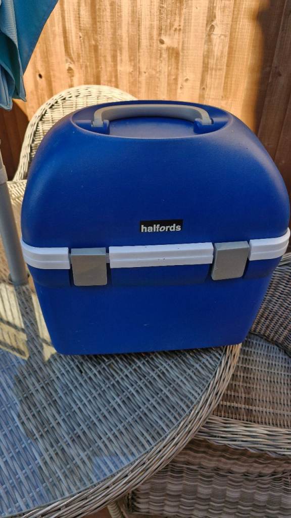 Halfords cool box