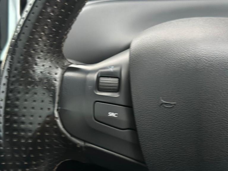 2013 Peugeot 208 1.2 VTi Intuitive Euro 5 3dr HATCHBACK Petrol Manual