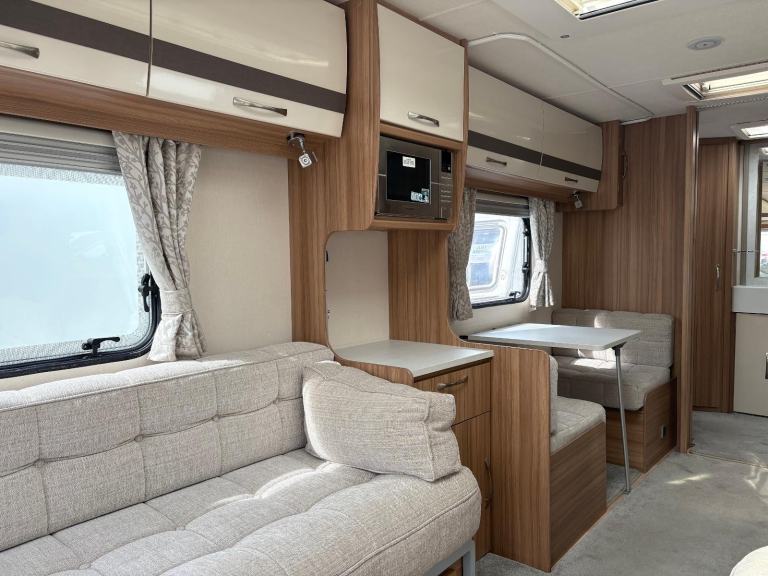 LUNAR CLUBMAN ES - 3 BERTH CARAVAN WITH END WASHROOM + MOTORMOVER