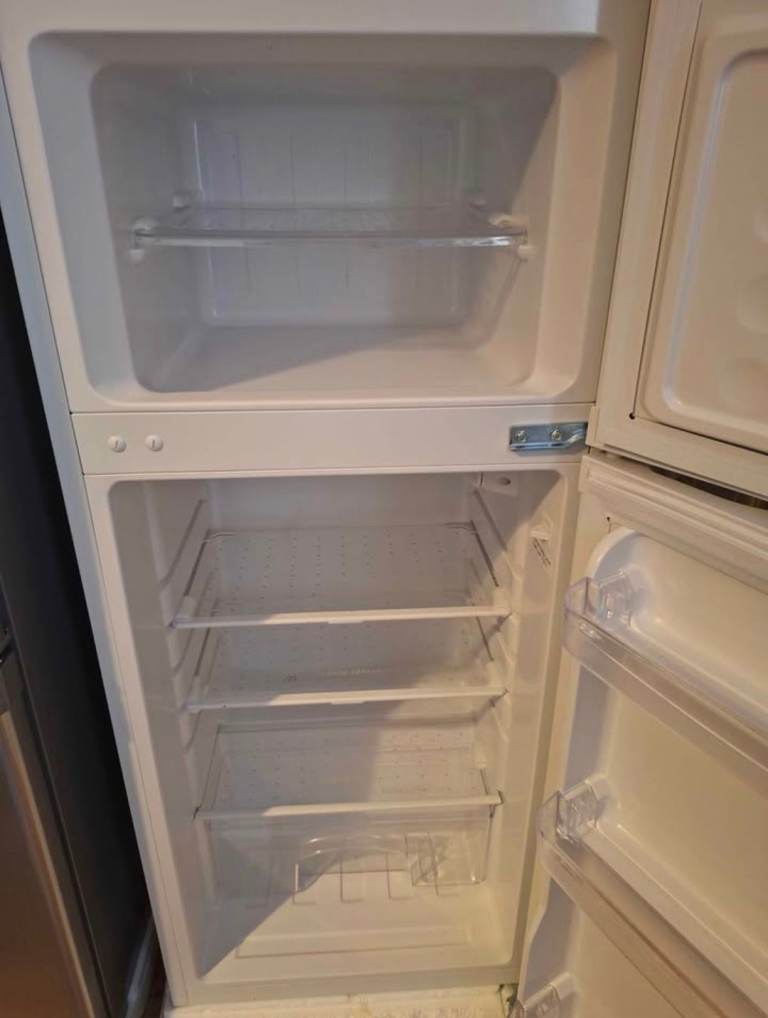 White Freestanding Fridge Freezer – Good Condition