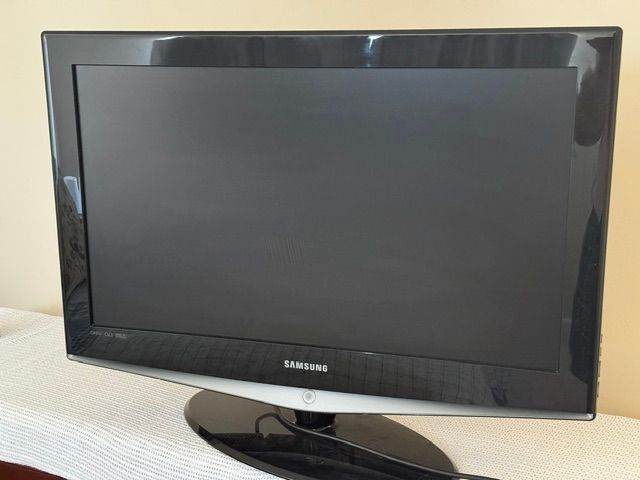 Samsung 32" LCD TV – Model LE32R7480 – Swivel Stand – Great Condition