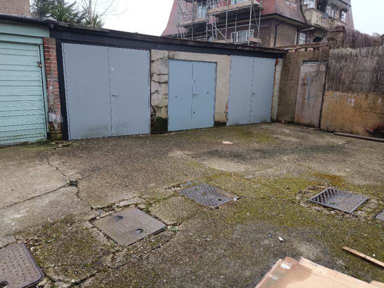 Gated garage to let Neasden NW27RY