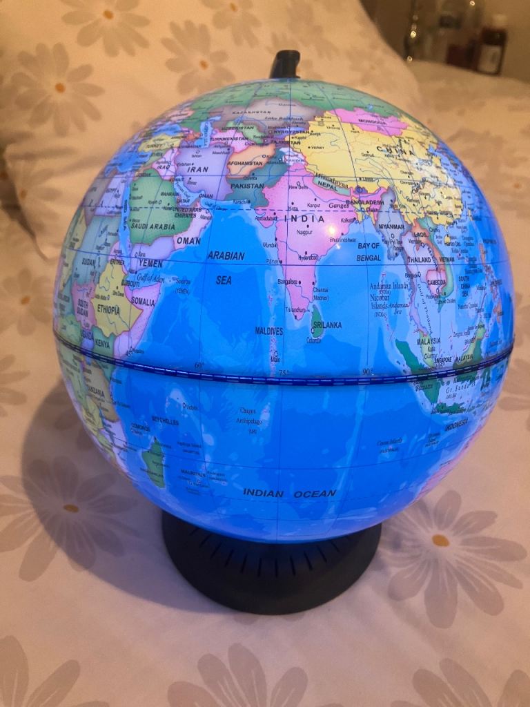 Light-Up World Globe – Good Condition, Educational Decor