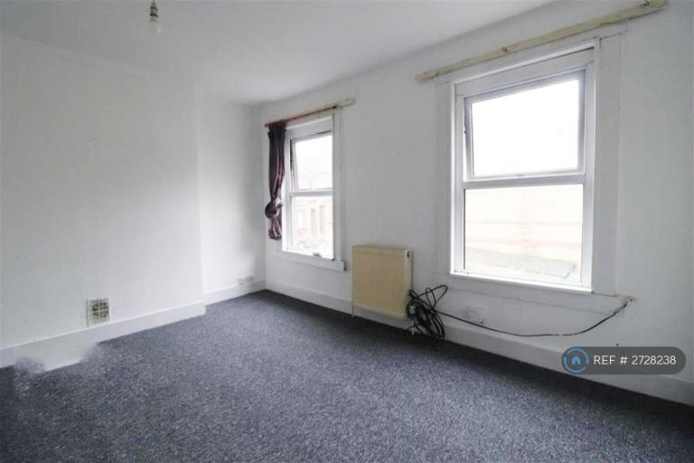 4 bedroom house in Gladstone Avenue, Luton, LU1 (4 bed) (#2728238)