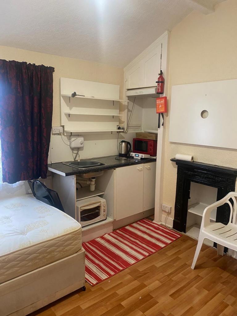Self contained studio in Thornton Heath. Inclusive of all bills £750pcm. CR7 7RL.