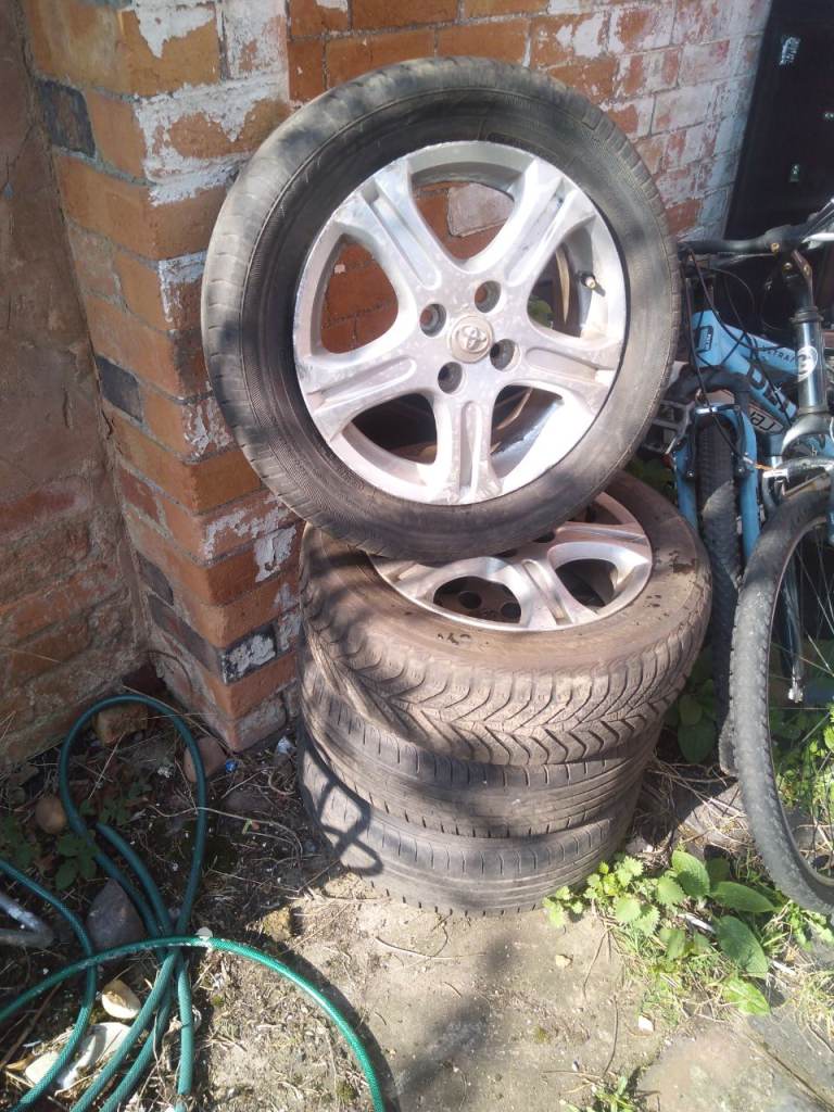 Toyota yaris Alloys 15 " with Tyre's 