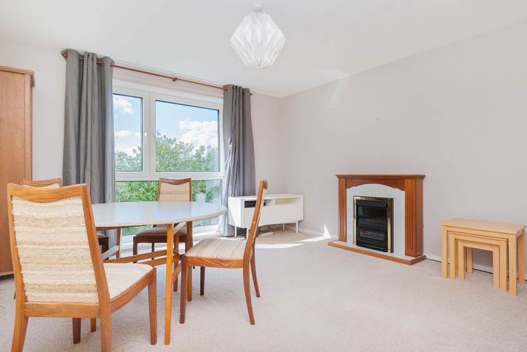 Bright, 3 bedroom, (no HMO) 2nd floor flat in East Craigs – available October