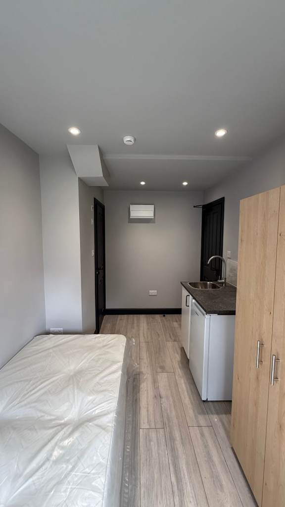 1 bedroom new build studio flat, en suite, ground floor, garden